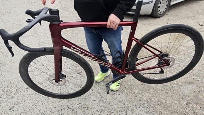 Huida insólita: un ladrón irrumpe en una carrera ciclista y lidera el pelotón antes de ser detenido