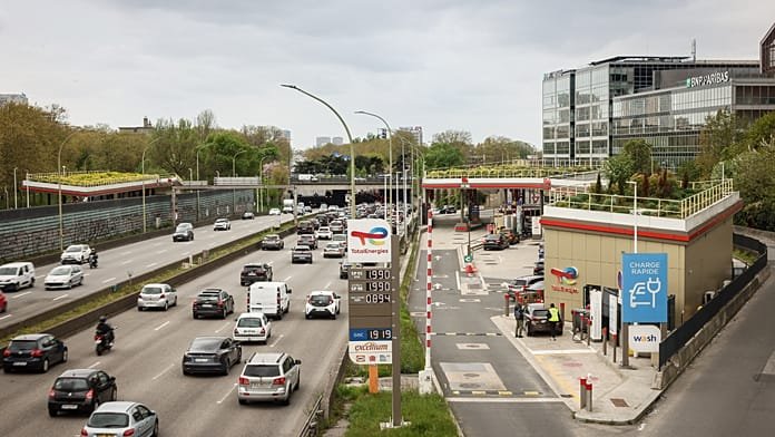 Obreros de la construcción bloquean carreteras en Francia por el alza del precio del combustible