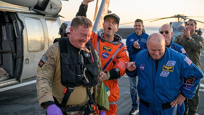 Momento en que la cápsula de Artemis II ameriza en el Pacífico