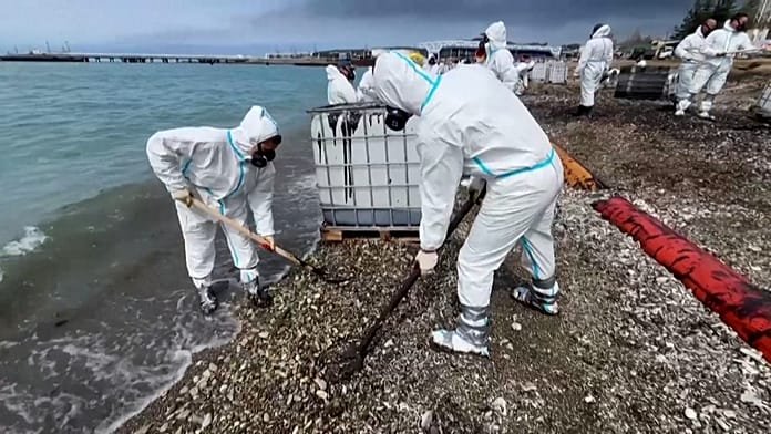 Humo sobre Tuapse tras ataque de drones ucranianos a una refinería de petróleo