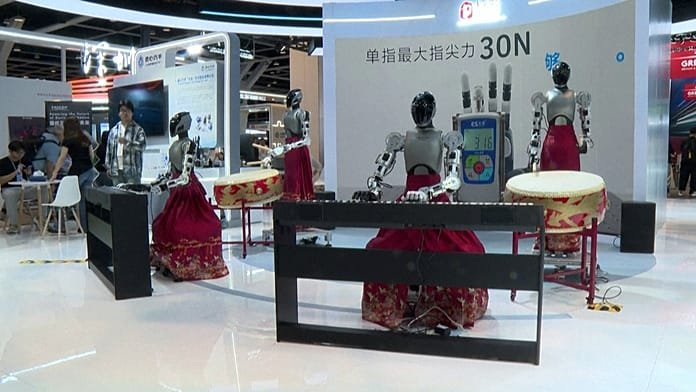 Robots humanoides boxean y actúan en la feria de IA y robótica de Hong Kong