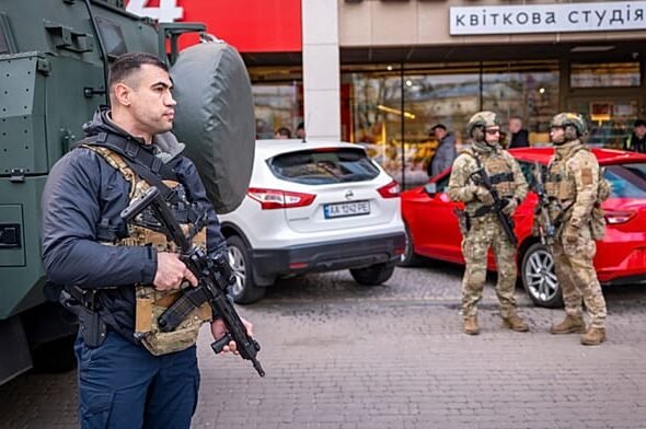 Ucrania suspende a 2 policías por huir de un tiroteo en Kiev con 6 muertos