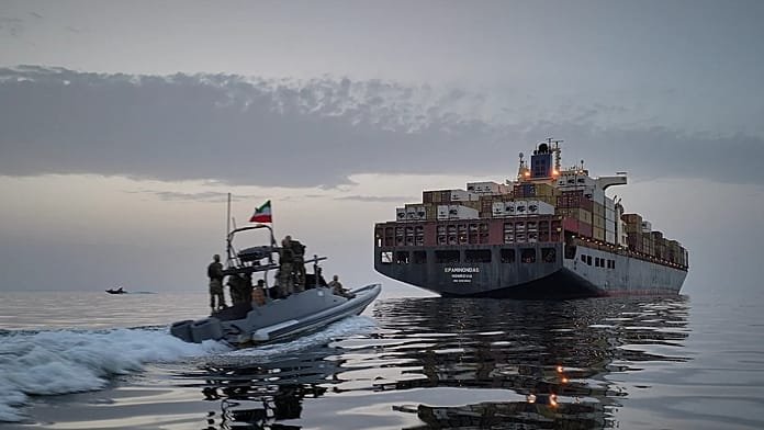 Temen por su seguridad: el bloqueo del estrecho de Ormuz deja a 20.000 marineros varados