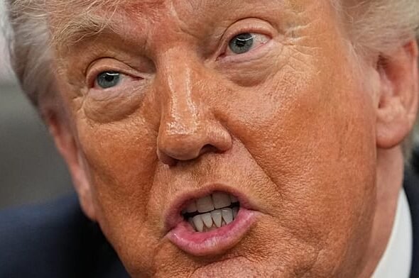 Trump baraja opciones militares contra Irán con "ataques masivos y fuerzas terrestres"