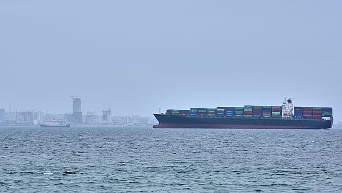 Irán dice que el acuerdo sigue "lejos" mientras el estrecho de Ormuz permanece cerrado