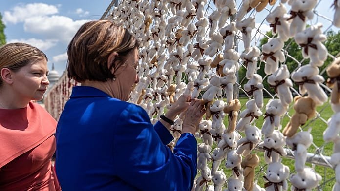 20.000 ositos en Washington denuncian el secuestro de niños ucranianos