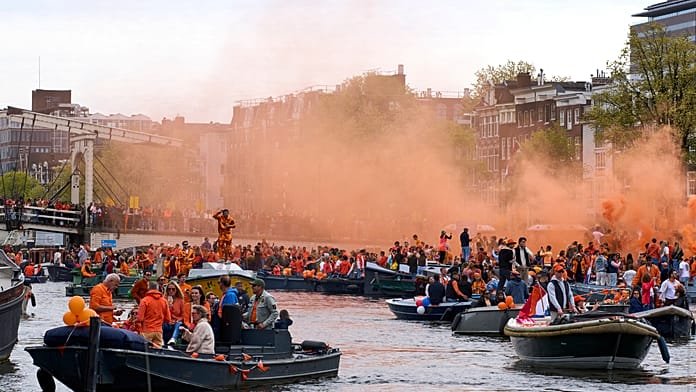 Miles llenan las calles y canales de Ámsterdam por el cumpleaños del rey