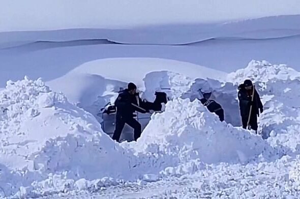 Los equipos de rescate evacúan a cientos tras una tormenta en el Extremo Oriente ruso