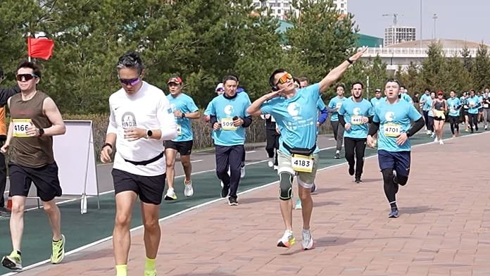 Miles de personas participan en la carrera Run for Autism en Astaná para apoyar la inclusión
