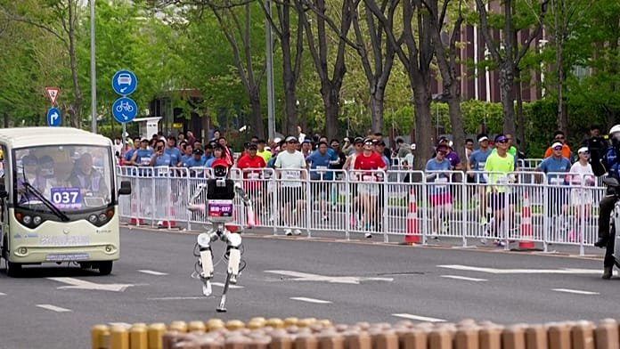 China presenta robots humanoides en la media maratón de Pekín