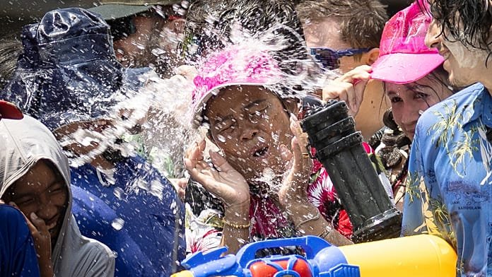 Tailandia celebra el Año Nuevo de Songkran con batallas de agua y auge de viajes