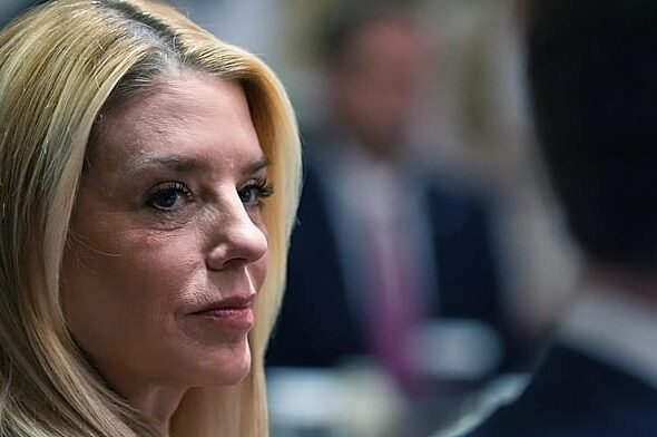 El presidente Donald Trump despide a la fiscal general Pam Bondi, según medios estadounidenses