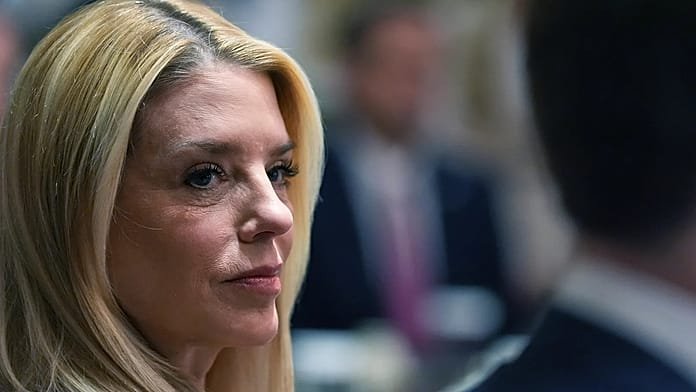 El presidente Donald Trump destituye a la fiscal general Pam Bondi