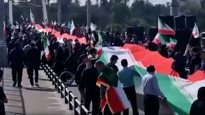Iraníes forman cadenas humanas en puentes en plena tensión con EE.UU. e Israel