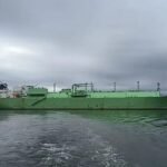 El gasero ruso Arctic Metagas se desprende de su remolcador y cae al mar