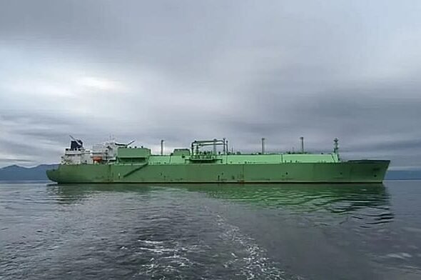 El gasero ruso Arctic Metagas se desprende de su remolcador y cae al mar