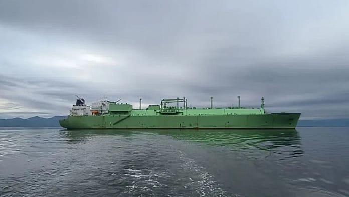 El gasero ruso Arctic Metagas se desprende de su remolcador y cae al mar