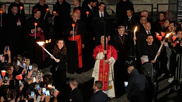 El papa León XIV lleva la cruz por las 14 estaciones del Vía Crucis en el Coliseo