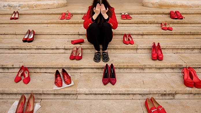 Una protesta de zapatos rojos en Rumanía visibiliza la crisis de feminicidios