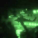 El momento en que la Marina de EE.UU. dispara y se apodera de un carguero con bandera iraní