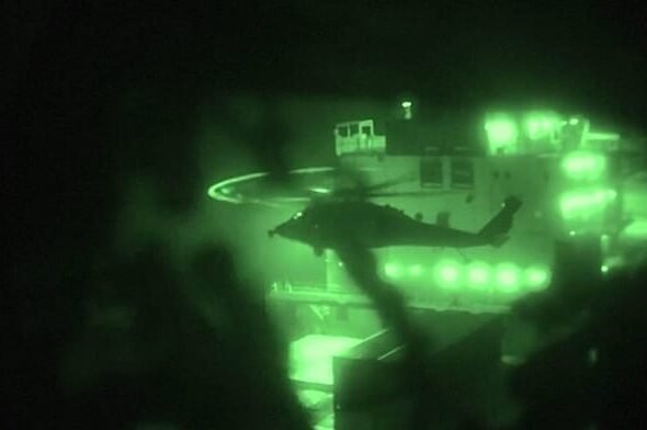 El momento en que la Marina de EE.UU. dispara y se apodera de un carguero con bandera iraní