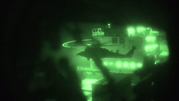 El momento en que la Marina de EE.UU. dispara y se apodera de un carguero con bandera iraní