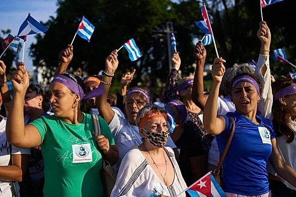 Cientos de mujeres se manifiestan en Cuba contra el bloqueo de EE.UU. mientras se agrava la crisis