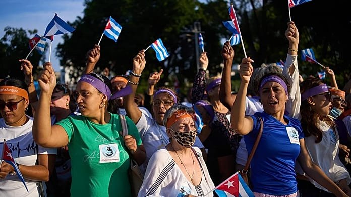 Cientos de mujeres se manifiestan en Cuba contra el bloqueo de EE.UU. mientras se agrava la crisis
