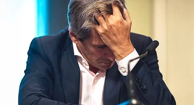 La Doble Nelson al salario de los argentinos: el poder adquisitivo cae en pesos y en dólares