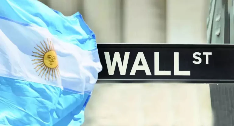 Lluvia de dólares, consumo deprimido y una economía bipolar: Wall Street se pregunta por la "sostenibilidad" del plan Milei