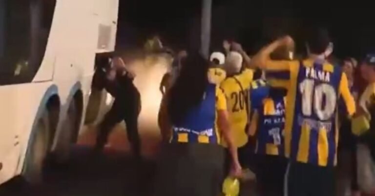 Copa Libertadores: a los hinchas de Central se les quedó el micro y ovacionaron al policía paraguayo que se los arregló