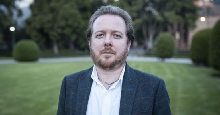 El autor Juan Esteban Constaín elogia a León XIV y lo define como “el único que enfrenta a Trump”