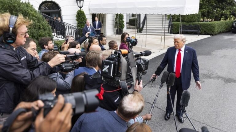 Trump presiona a los medios públicos: ¿puede sobrevivir la prensa bajo asedio?