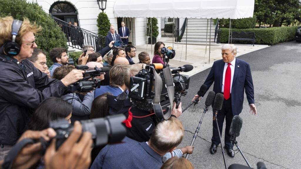 Trump presiona a los medios públicos: ¿puede sobrevivir la prensa bajo asedio?