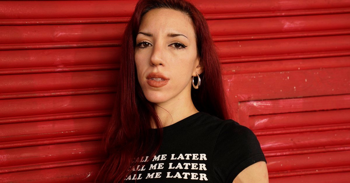 Denisse Romano, la cantante argentina que empezó en la calle, hizo un topless para que no muera el rock y terminó en una película de Coldplay