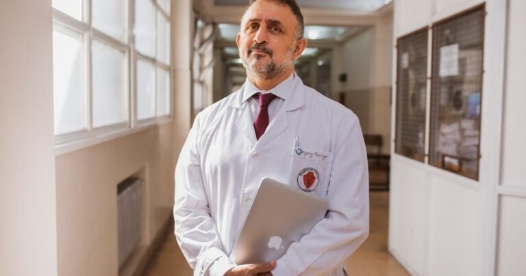 Esteban González Ballerga, hepatólogo: "El hígado puede volver a estar 0KM, pero no por tomar agua con limón"