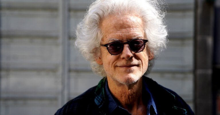 Santiago Amigorena, el pariente que vive con un pie en Francia y otro en la Argentina