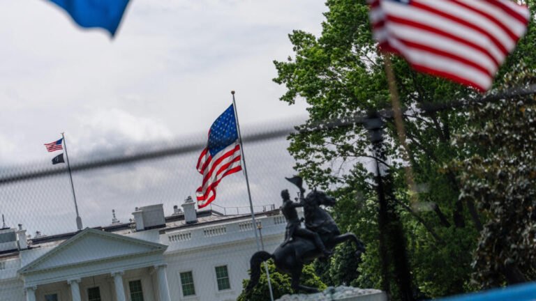 EE. UU. devuelve dinero a importadores luego de que el Supremo declarara "ilegales" aranceles de Trump