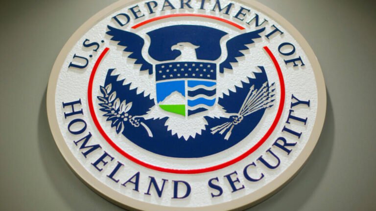 Cámara de Representantes pone fin al cierre del DHS; Trump firma un paquete que no incluye a ICE