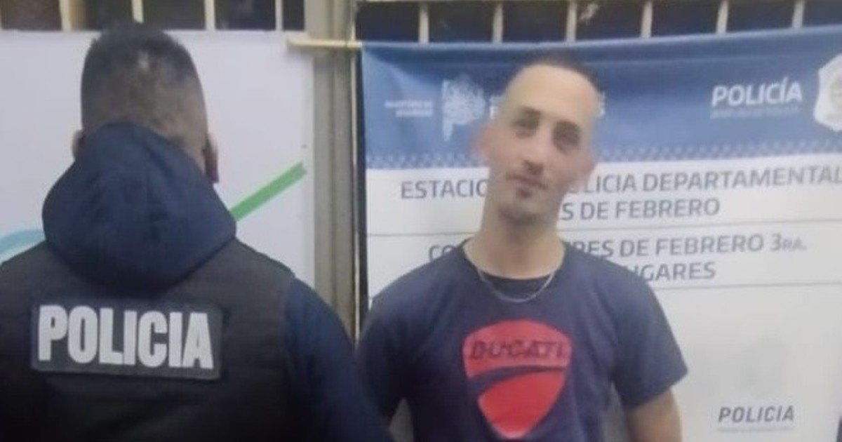 El hincha que tomó una cámara de TV en la Copa Argentina quedó detenido: qué fue lo que gritó según el acta de la Policía
