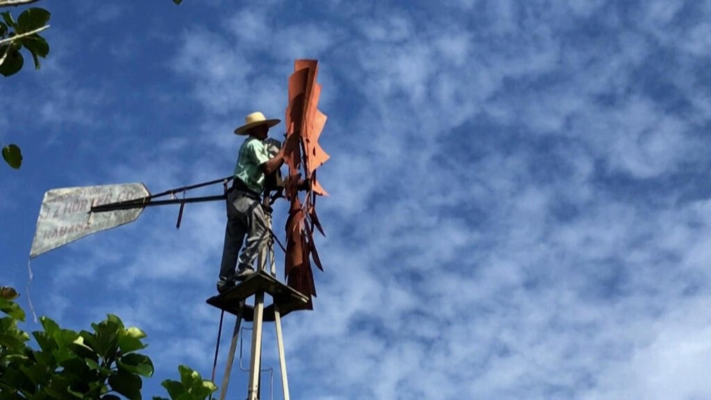 Ante la escasez de energía, los cubanos recurren a los molinos de viento