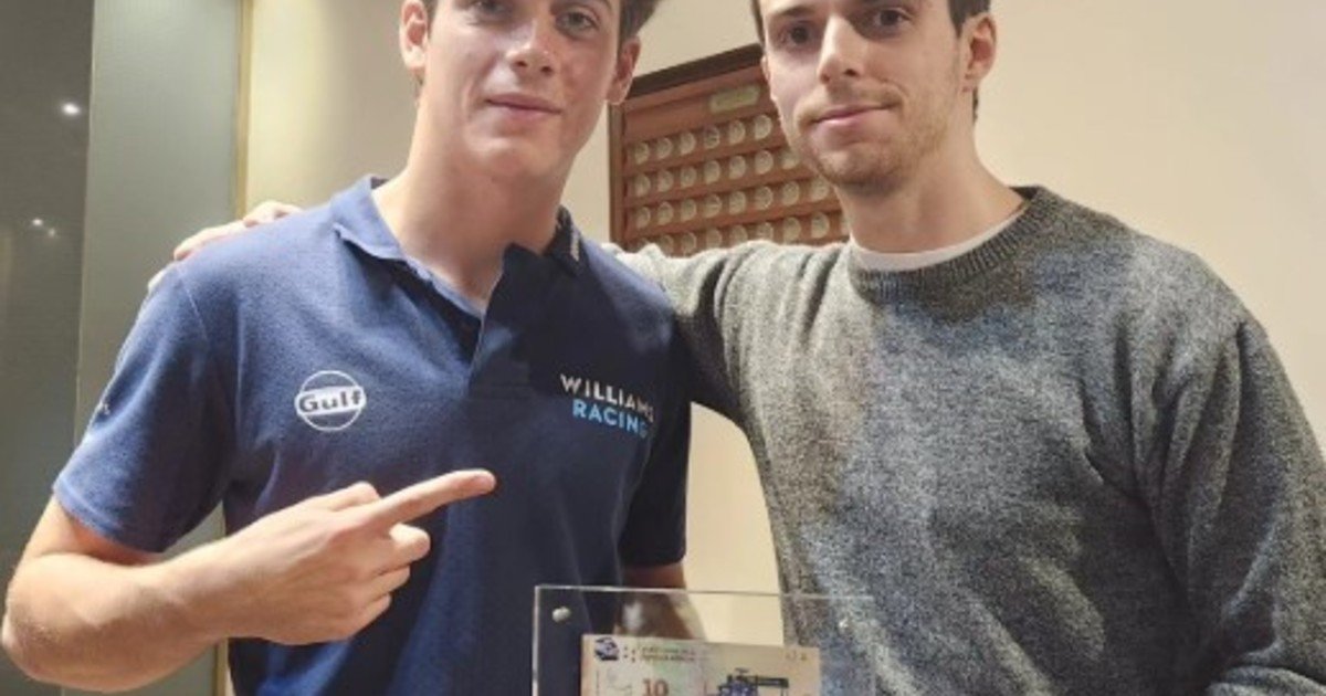 Pinta autos de Fórmula 1 sobre billetes de un dólar y sueña con que Franco Colapinto vea su obra en Palermo