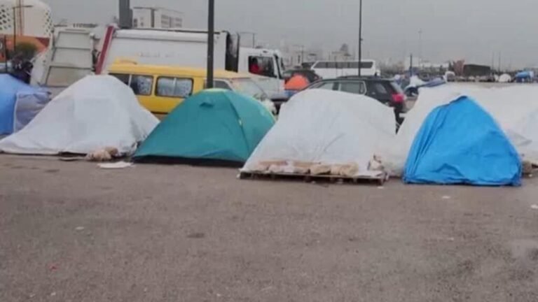 Libaneses desplazados huyen mientras crece la ofensiva israelí