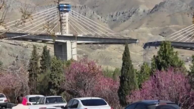 Ataque parte en dos un puente entre Teherán y Karaj y deja varios muertos