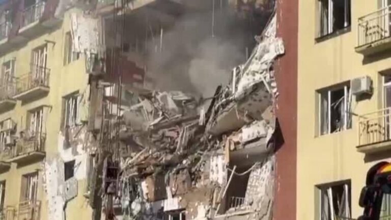 Guerra en Ucrania: ataque ruso afecta edificios residenciales, al menos tres personas murieron