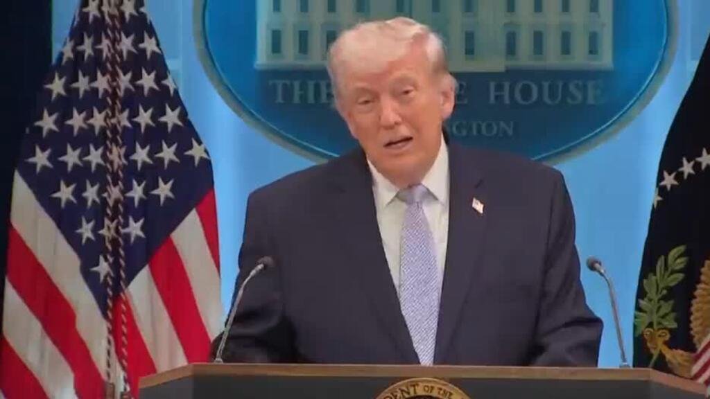 Trump reitera amenazas contra Irán y destaca rescate de piloto estadounidense