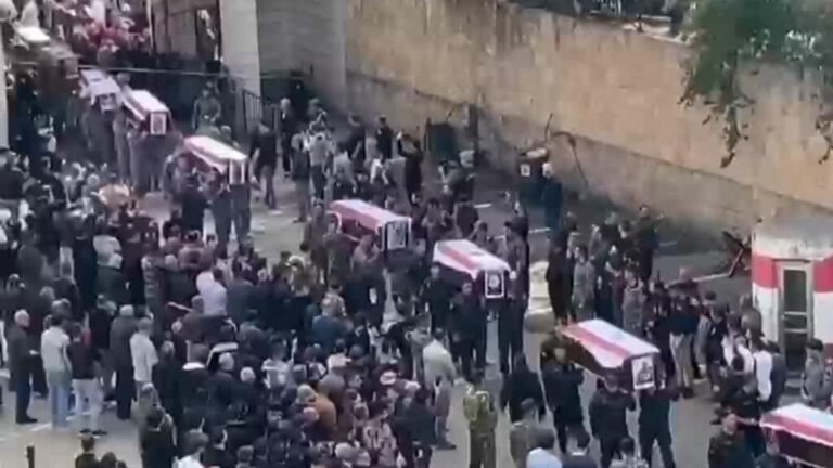 Luto y reclamos en Líbano tras funeral de los 13 funcionarios muertos en ataque israelí