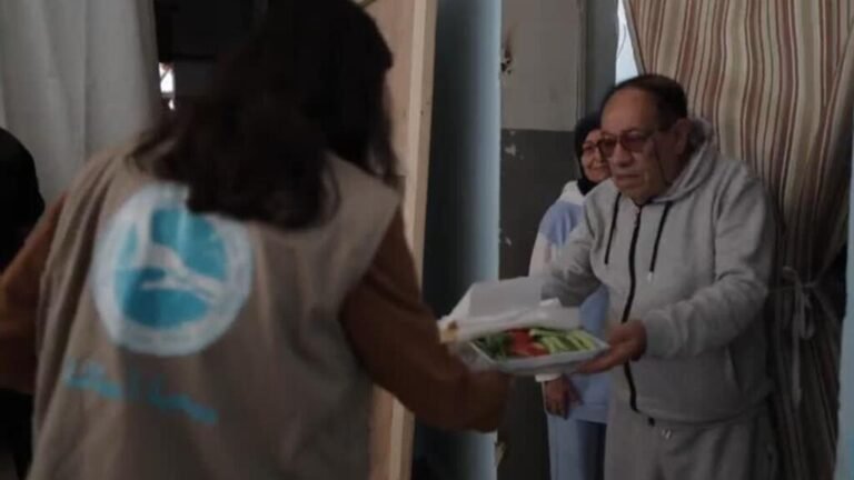 Voluntarios se organizan para ayudar a desplazados en Líbano mientras se desbordan las instituciones