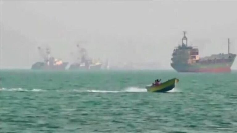 Barcos varados en el estrecho de Ormuz por nuevo bloqueo iraní mientras EE. UU. busca negociar