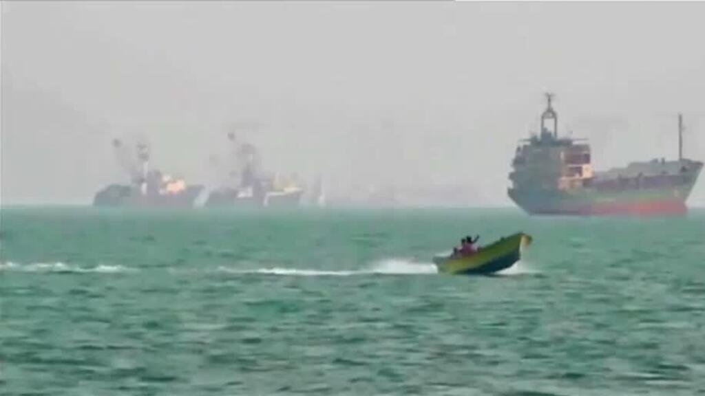 Barcos varados en el estrecho de Ormuz por nuevo bloqueo iraní mientras EE. UU. busca negociar